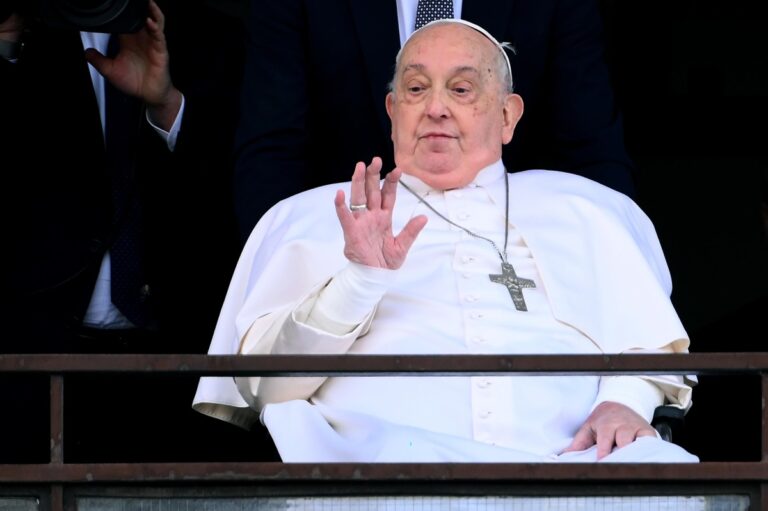 Habla médico que trató al papa Francisco: “Tuvimos que elegir entre parar y dejarlo ir o probar con todo”