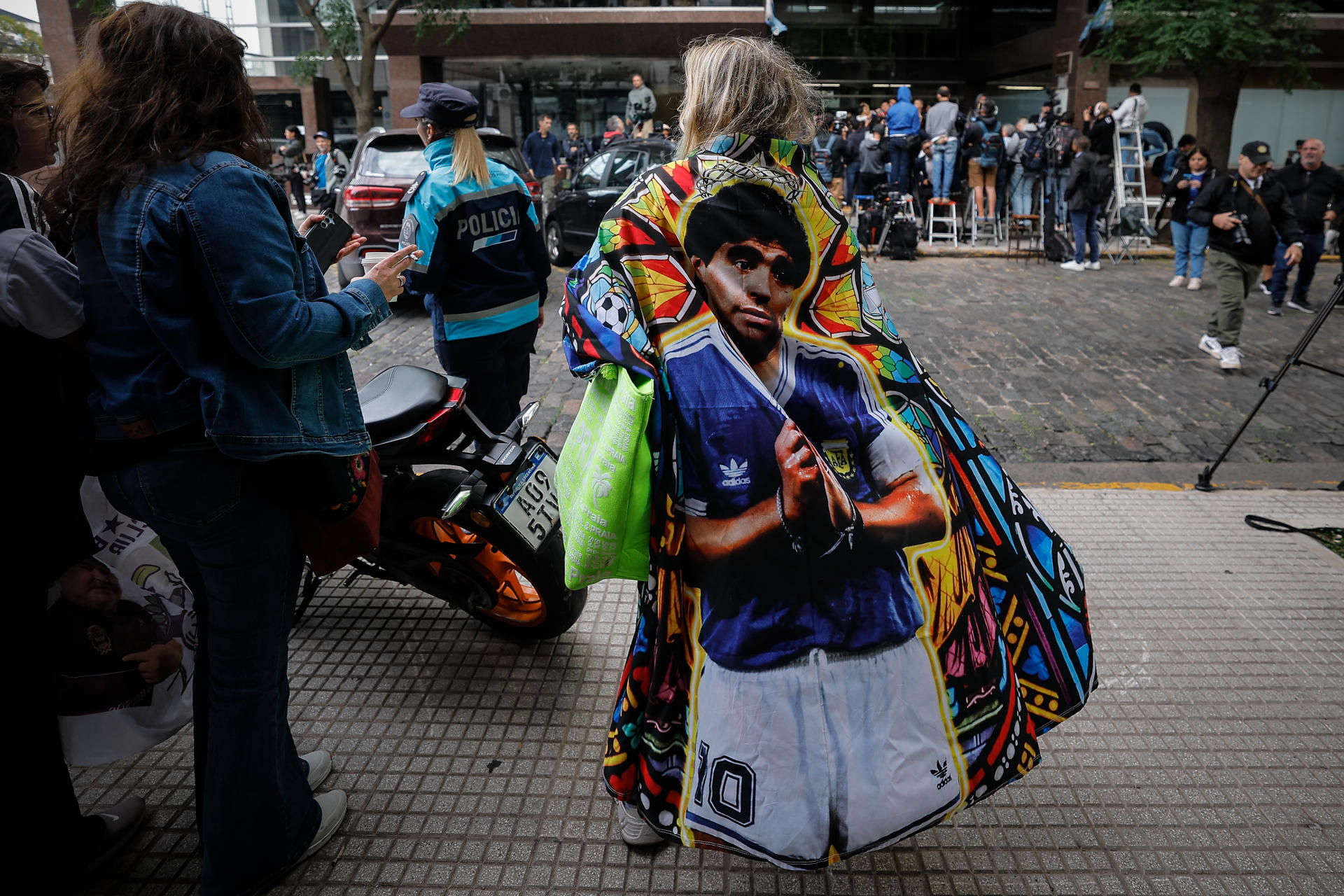 Simpatizantes de Diego Armando Maradona esperan este martes, frente a los tribunales de San Isidro en Buenos Aires, (Aregentina). Las hijas de Diego Armando Maradona, Dalma, Giannina y Jana, llegaron al Tribunal de lo Criminal N°3 de San Isidro, provincia de Buenos Aires, para asistir a la primera audiencia del juicio por la muerte de su padre. EFE/ Juan Ignacio Roncoroni