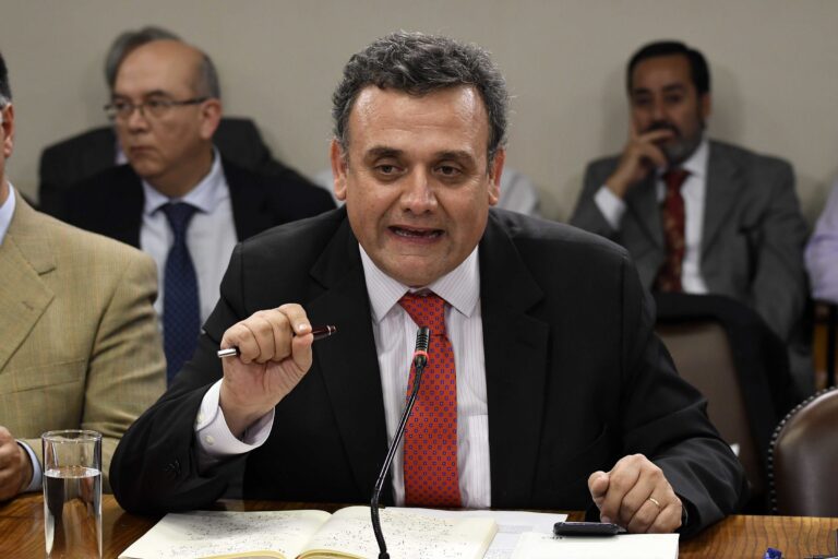 Polémica diligencia de Fiscalía: Incautó celular de ministro del Tribunal Constitucional siendo testigo en la causa