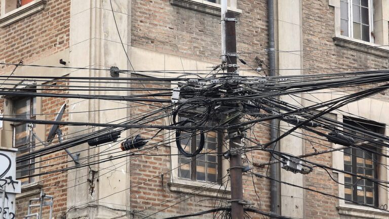 Contraloría tomó razón del reglamento de la Ley Chao Cables: ¿Cuál es el siguiente paso?