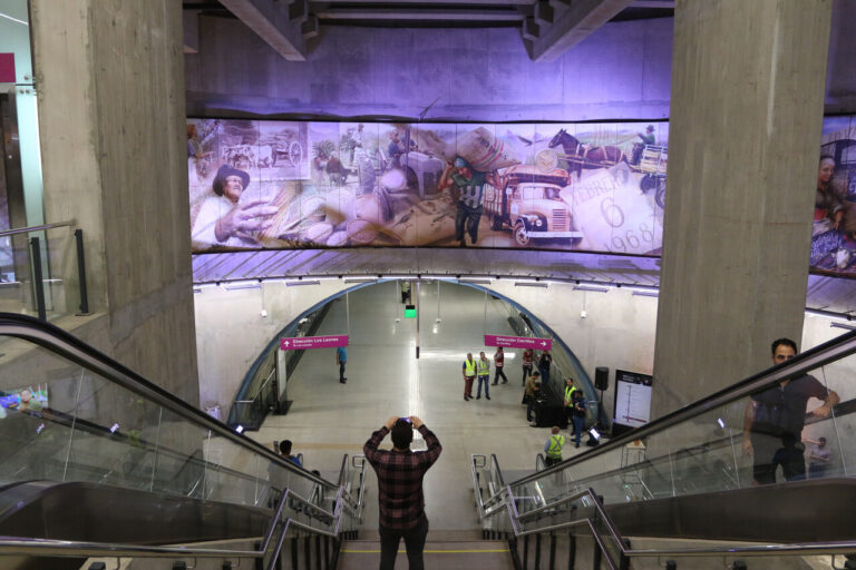 Tiktoker sorprende con curiosos datos del Metro de Santiago
