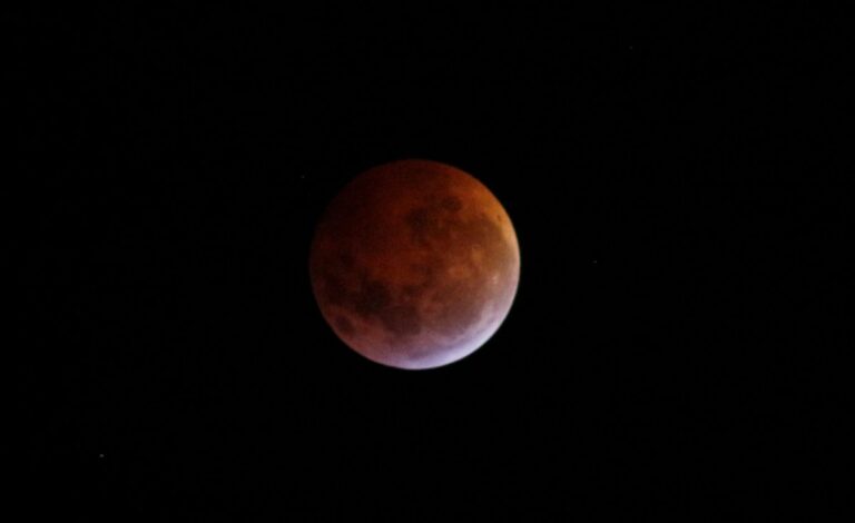 “Luna de Sangre”: ¿A qué hora y cómo ver el eclipse lunar total de esta noche en Chile?