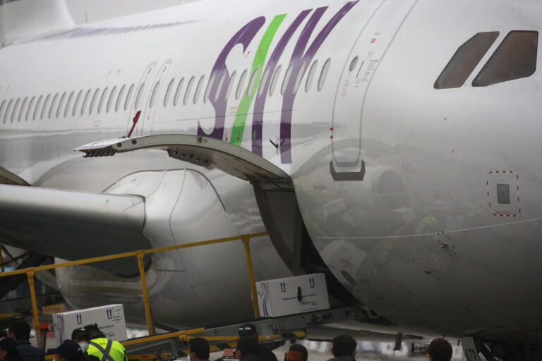 Pilotos de SKY aprueban huelga: Acusan a empresa de precarizar condiciones de trabajo y 