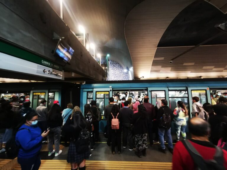 Metro de Santiago restablece servicio en Línea 5 tras más de una hora detenido