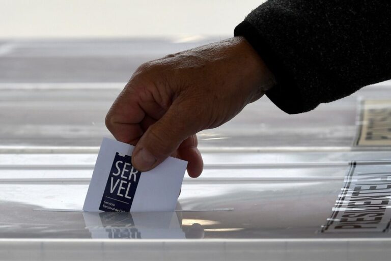 Comisión del Senado rechaza indicaciones del Gobierno para limitar el voto migrante en Chile