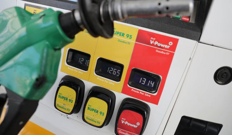 Bajas en bencinas: Anuncian reducción significativa impulsada por factores internacionales y más competencia en el mercado