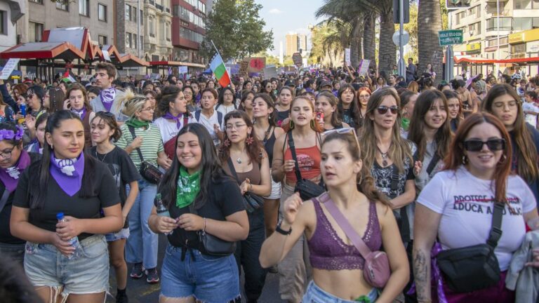 Disponen cortes y desvíos de tránsito por marcha del 8M en Santiago