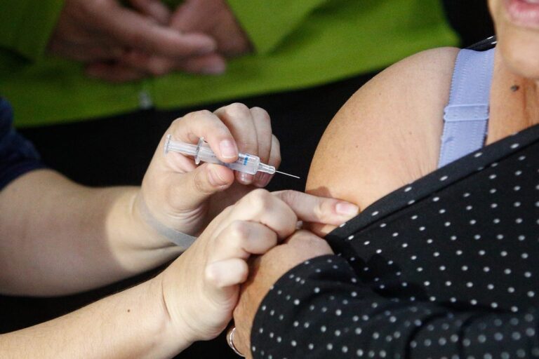 Campaña de inmunización 2025 contra la influenza y el COVID-19: ¿Quiénes deben vacunarse?