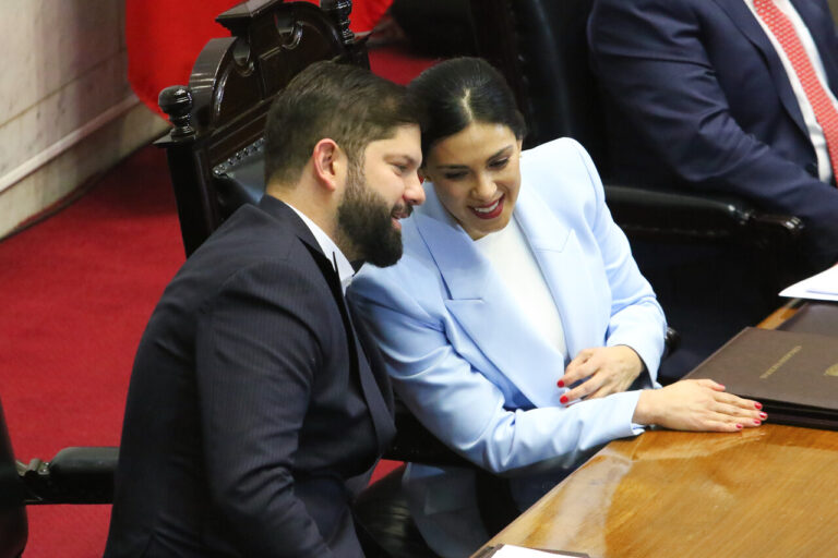 “El P es una mierda de ser humano”: Revelan chats de Karol Cariola con duras críticas a Gabriel Boric y su gobierno