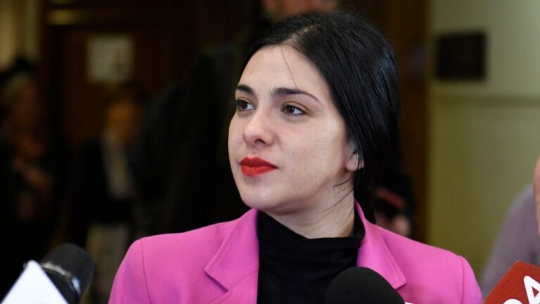 Defensa de Cariola evalúa acciones legales tras filtración de chats: Es un 