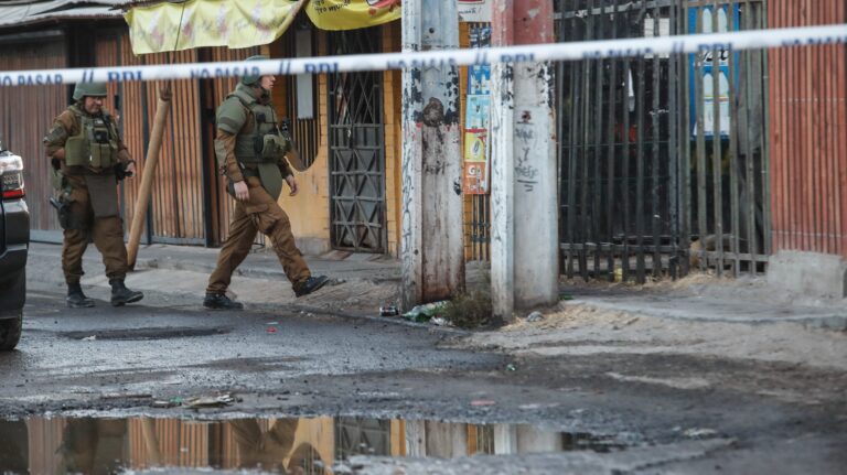 Operativo en Lo Espejo: Madre e hijo detenidos por venta de drogas con sello de Pablo Escobar