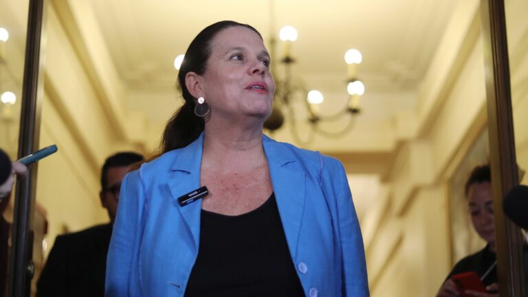 Maya Fernández renuncia al Ministerio de Defensa por controversia de la fallida compra de casa de Allende
