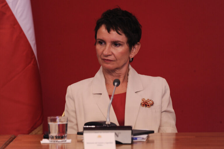 “¿Quién no ha criticado y pelado?”; Tohá desdramatiza chats filtrados entre Cariola y Hassler cuestionando al Gobierno