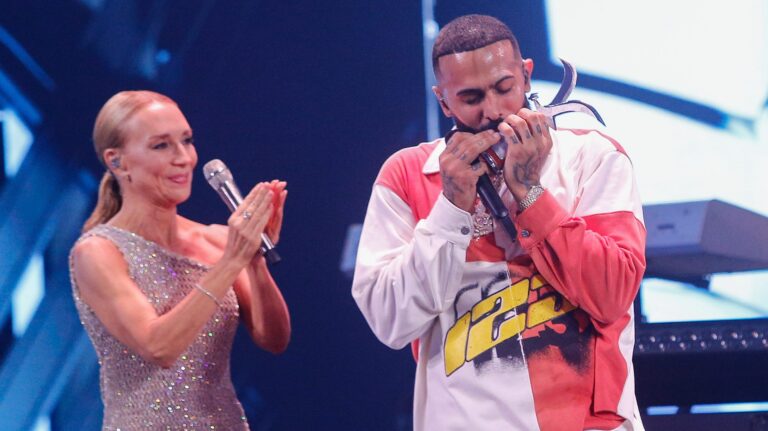 Eladio Carrión encendió Viña 2025 e hizo bailar a la Quinta Vergara en un show electrizante