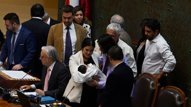 Cámara rechaza moción de censura contra mesa liderada por Karol Cariola