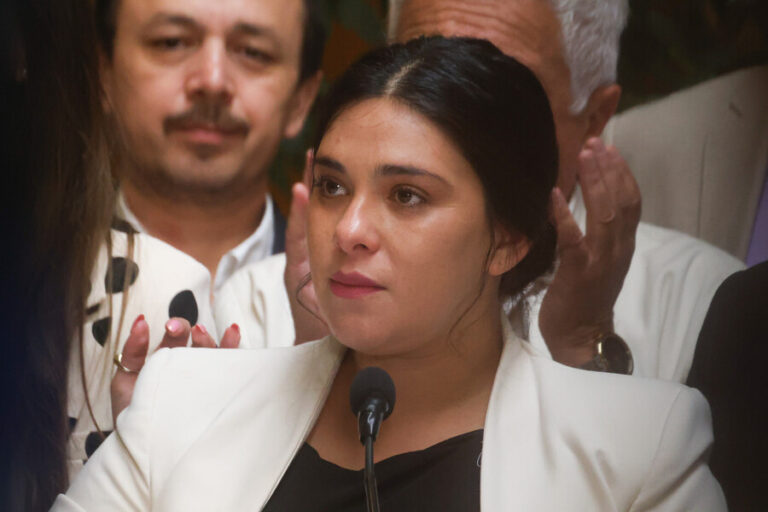 Fiscalía abrirá investigación por posible filtración de información reservada tras publicación de chats entre Cariola y Hassler