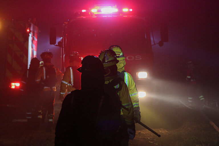 Cuatro fallecidos tras incendio en toma de Cerrillos: Dos de ellos son niños