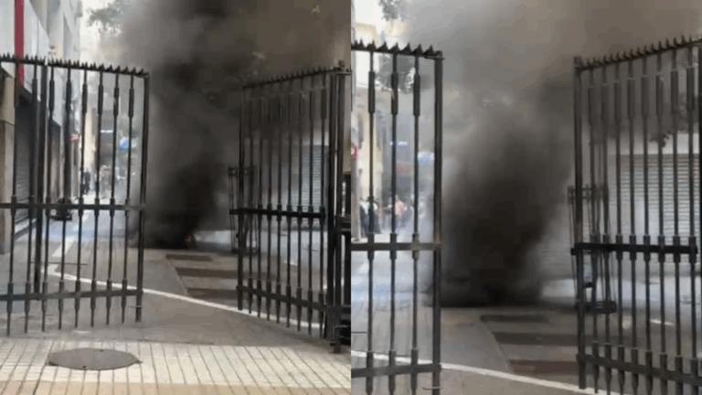 Reportan presencia de humo en cámara subterránea en el centro de Santiago