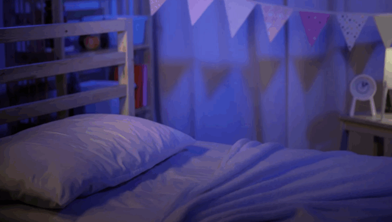Niño alertó a su niñera sobre un “monstruo” bajo la cama: Mujer encontró a un hombre escondido