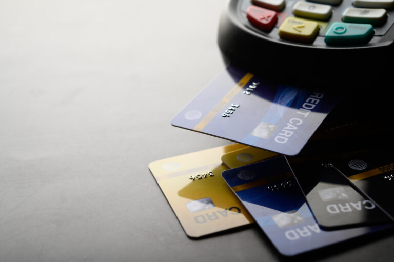 5 mil dólares en gift cards: Detienen a chilena en EE.UU. por robo de tarjeta de crédito y fraude