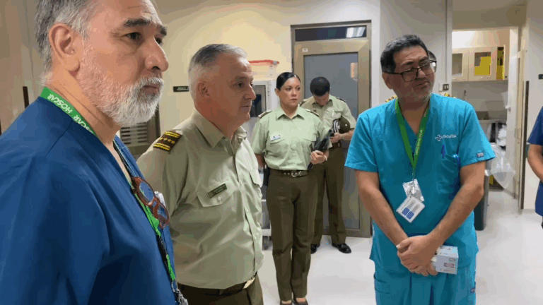 General director de Carabineros llegó hasta el hospital institucional para visitar a sargento baleado en Ñuñoa