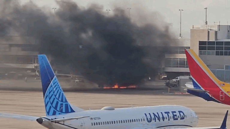 Decenas de pasajeros evacuaron avión en Denver por incendio de uno de los motores