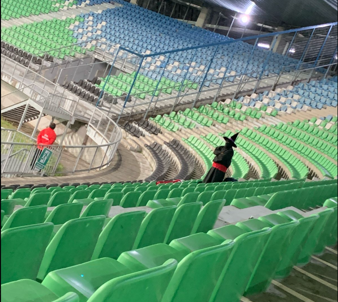 Directo al FIFA Fan Award: Solitario hincha vestido de brujo viajó 1.400 kilómetros para ver el debut de su club en Puerto Montt