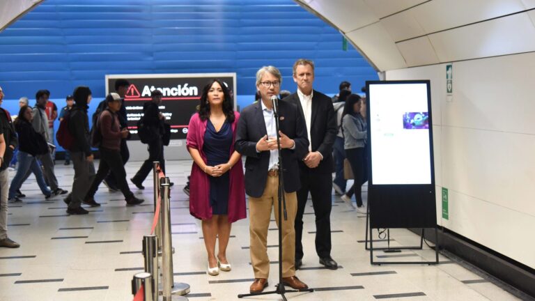 Desde un canal de WhatsApp a un código QR: Metro presenta herramientas digitales en caso de emergencias