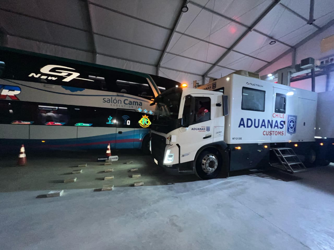 Bus intentó ingresar a Chile con 26 kilos de pasta base: Conductor y tripulantes huyeron/Aduanas