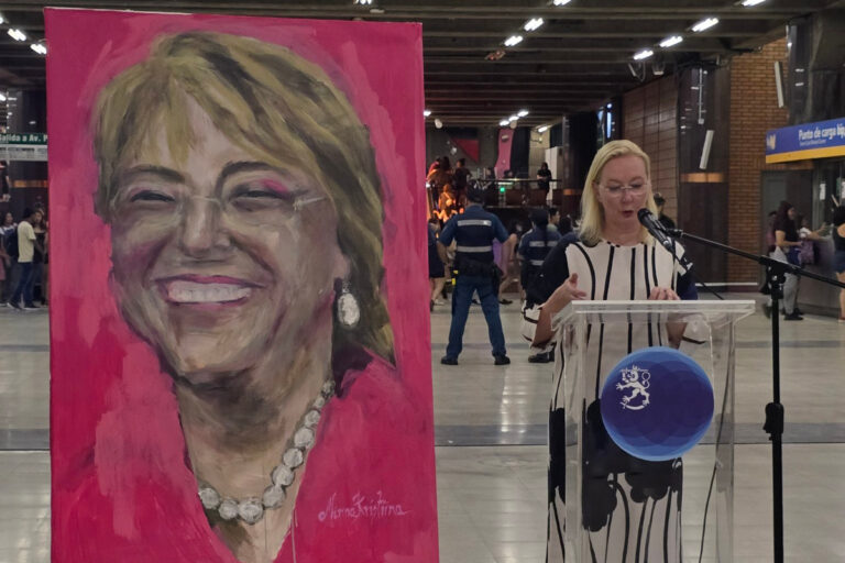 Inauguran exposición de artista finlandesa en estación Baquedano: Incluye pintura que representa a expresidenta Bachelet
