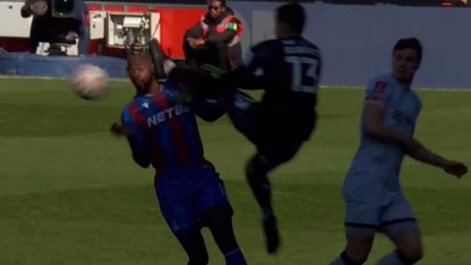 Criminal patada en la cara en el fútbol inglés: Jugador terminó en el hospital