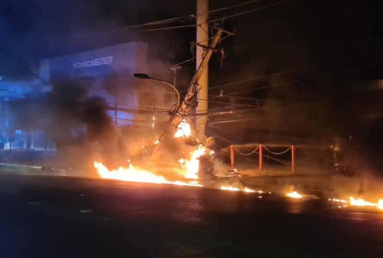 Trágico accidente deja cuatro muertos en Linares: Vehículo chocó contra un poste y se incendió