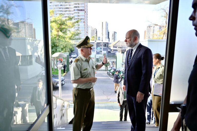 Ministro Elizalde y subsecretario Cordero visitan a carabinero que fue baleado en Ñuñoa