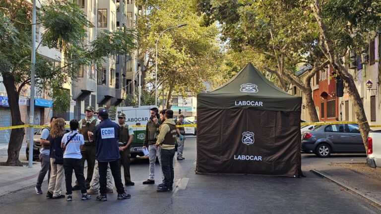Doble homicidio en Santiago: Hombres fueron hallados con impactos de bala al interior de un auto