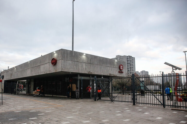 Metro de Santiago informa retraso en la frecuencia en una de sus líneas