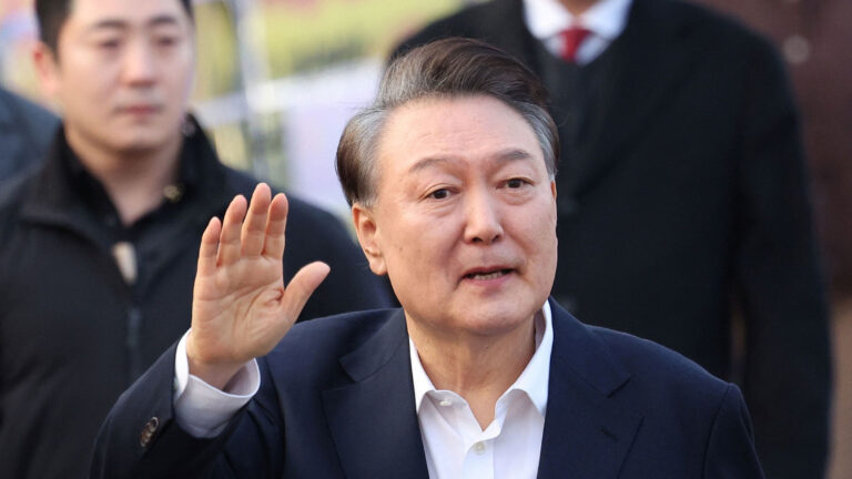 Presidente de Corea del Sur es liberado tras anulación de su arresto, pero sigue suspendido