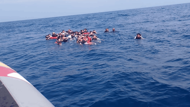 Seis chilenos son rescatados tras naufragio de lancha turística en Colombia