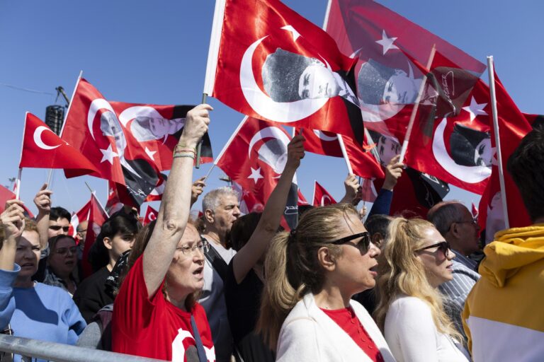 Cientos de miles protestan en Estambul por detención de Imamoglu, principal rival de Erdogan