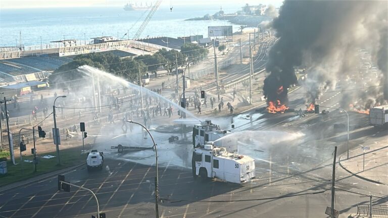 Manifestación de pescadores en Valparaíso: Reportan tránsito cortado y retraso del servicio de metro