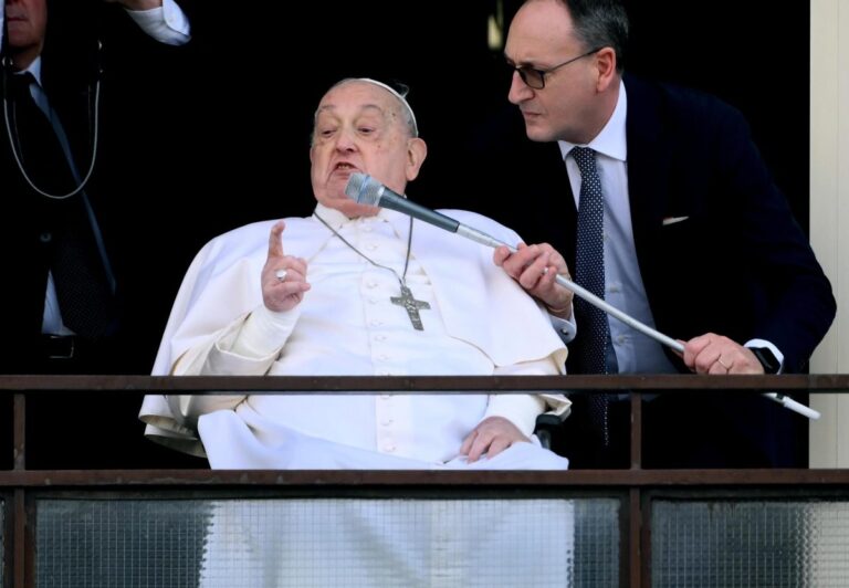 El papa Francisco hace su primera aparición en más de cinco semanas tras recibir el alta médica