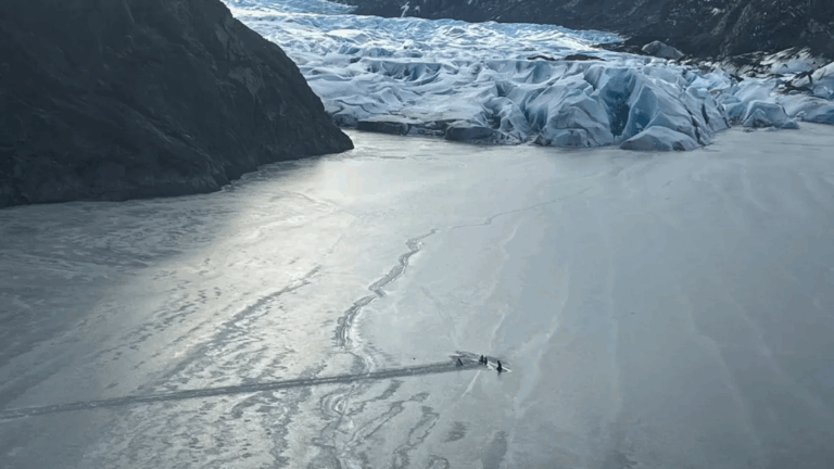 Un piloto y sus dos hijas pequeñas sobreviven en el ala de un avión tras estrellarse en un lago helado de Alaska