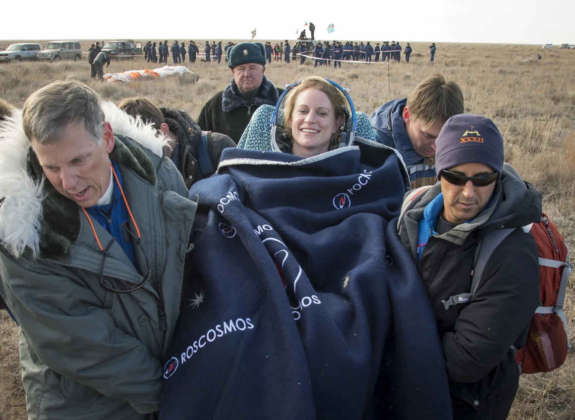 La astronauta de la NASA Kate Rubins es llevada a una tienda médica después de que la ayudaron a salir de la nave espacial Soyuz MS-01 en octubre de 2016. Bill Ingalls/NASA/AP