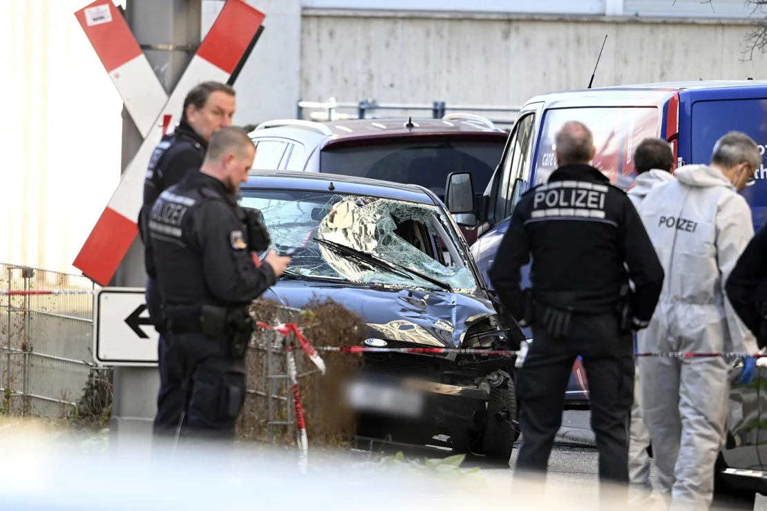 Los oficiales inspeccionan un vehículo dañado después del incidente mortal del 3 de marzo. Boris Roessler/dpa/AP