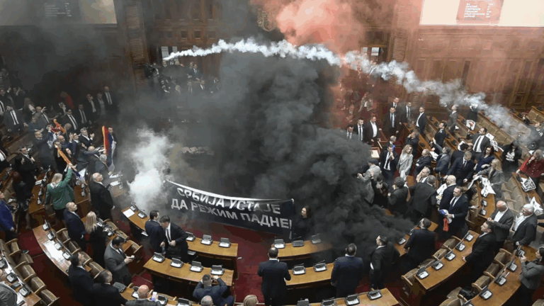 Caos en el Parlamento de Serbia: Lanzan granadas de humo y un legislador sufrió un derrame cerebral
