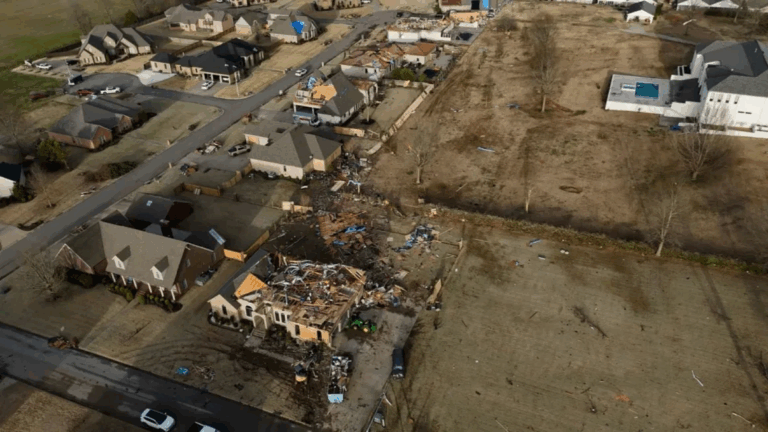 Su casa fue alcanzada por un tornado hace casi un año. Otro la destruyó por completo el pasado fin de semana