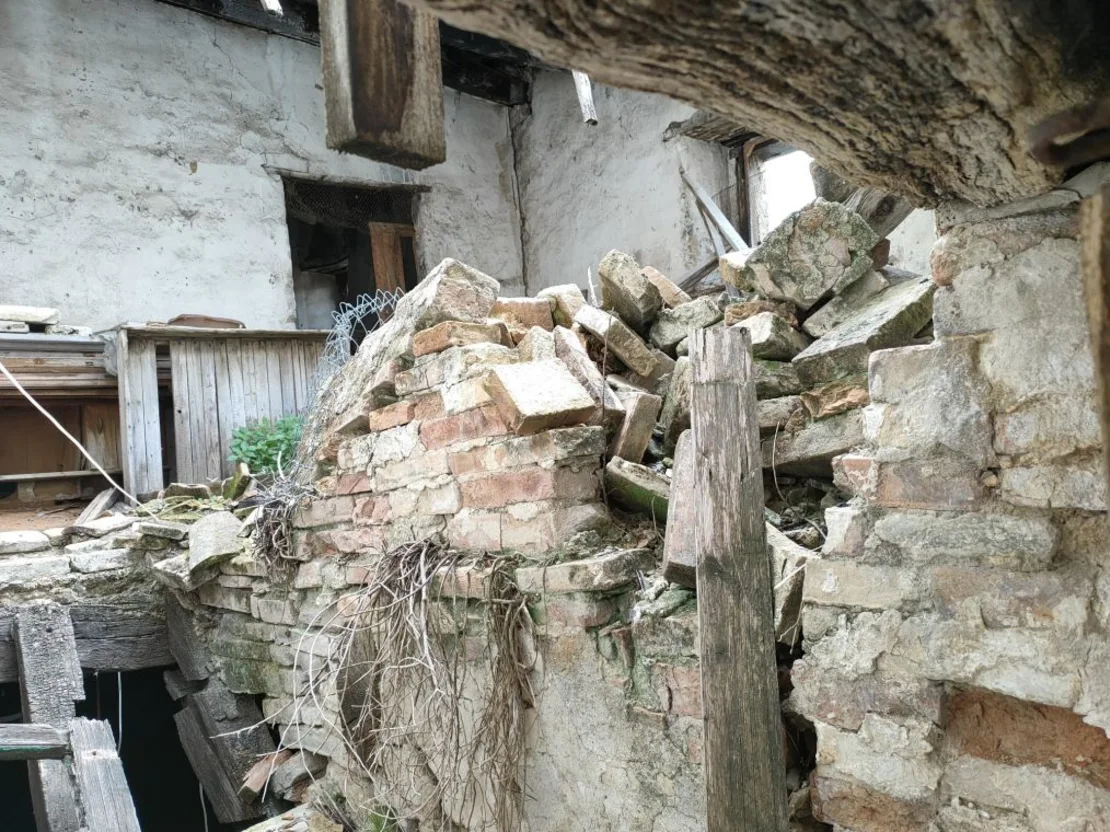 Las casas (como ésta, que ya se vendió) se encuentran en diversos estados de abandono. Cortesía de Gilberto Petrucci