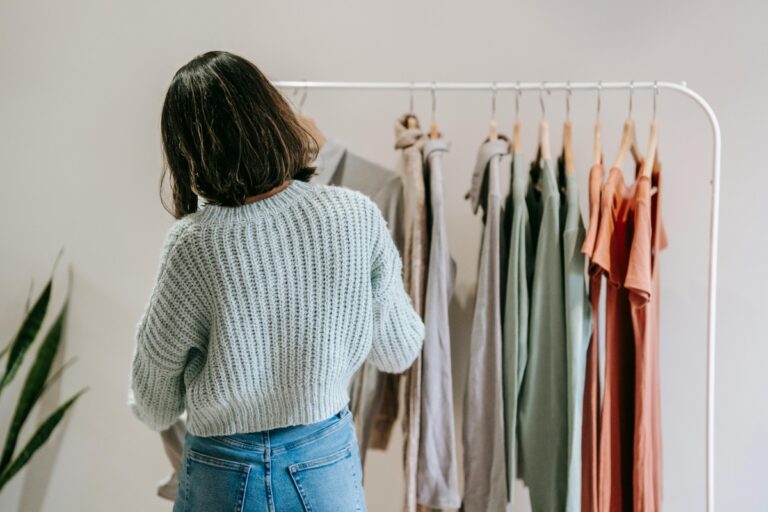 Clóset cápsula: las blusas imprescindibles para looks versátiles