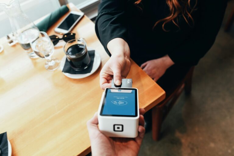 ¿Cómo aprovechar al máximo tu tarjeta de crédito sin endeudarte?