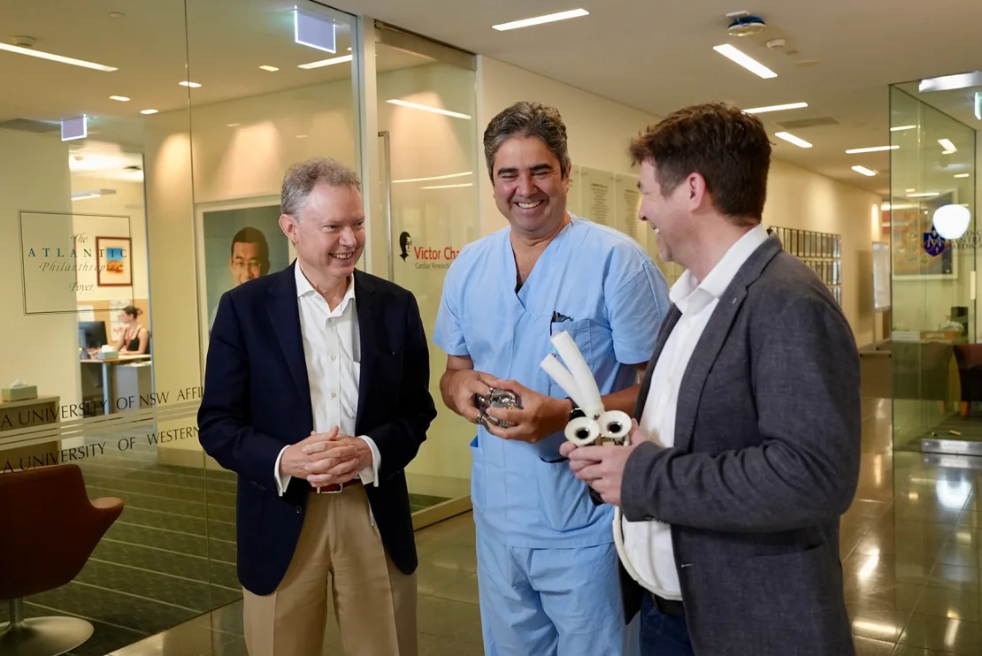 (De izq. a der.) El profesor Chris Hayward y el doctor Paul Jansz trabajaron con el doctor Daniel Timms para preparar su invento de corazón artificial para los ensayos clínicos. Hospital de San Vicente de Sídney