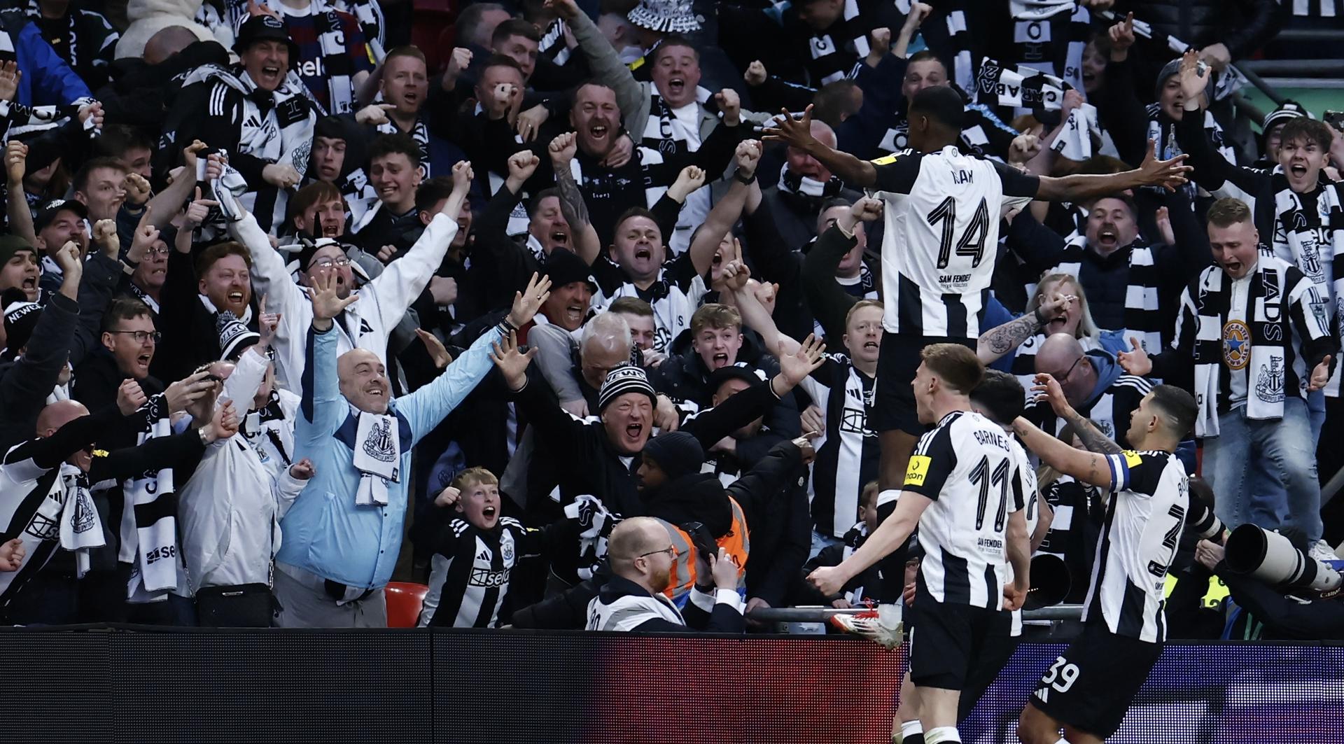 El delantero sueco Alexander Isak (d), del Newcastle United, celebra el 0-2 durante el partido de la EFL Cup Finalque han jugado Liverpool FC y Newcastle United, en Londres, Reino Unido. EFE/EPA/TOLGA AKMEN